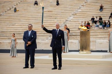 Olimpiadi, ad Atene consegnata la fiaccola all’Italia