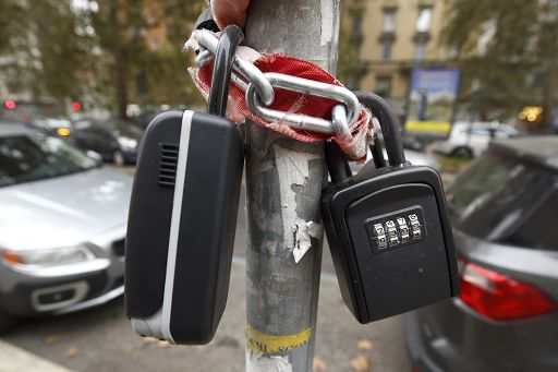 Turismo, Milano vieta i “lockbox” portachiavi su pali e cancelli