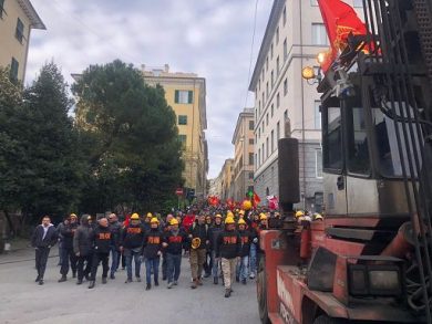 Ex Ilva, operai in festa a Genova: stop a presidio e sciopero