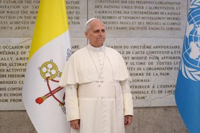 Papa: “Non fare le cose buone brontolando ma con il sorriso”