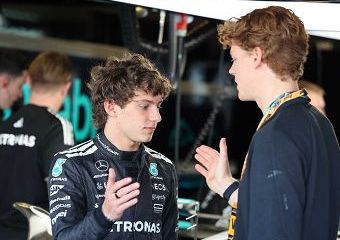 Ad Abu Dhabi anche Jannik Sinner, giro di pista con Antonelli