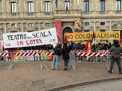 Proteste prima della prima della Scala a Milano
