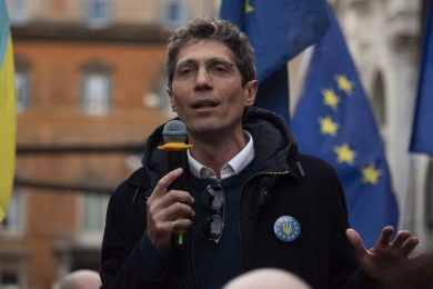 Ue, flash mob +Europa: Europa reagisca a Trump, governo Meloni ambiguo