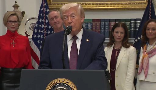 Usa, Trump sigla accordi con le case farmaceutiche su tagli prezzi