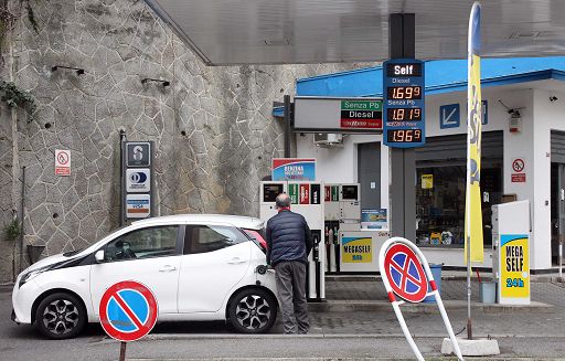Carburanti, cali nel weekend prenatalizio, benzina sotto 1,7 al lt
