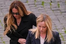 Fdi, Meloni alla Camera brinda con i parlamentari