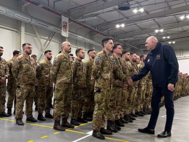 Crosetto stringe la mano a tutti i 740 militari a Novo Selo