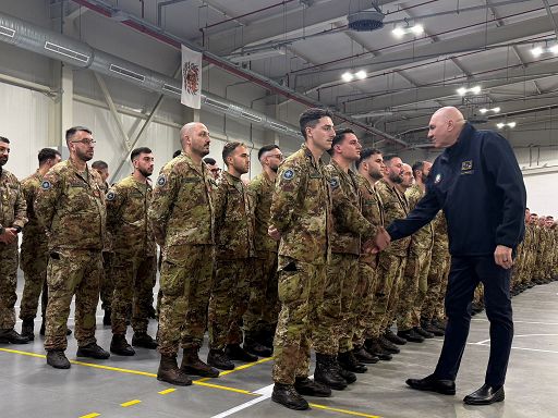 Crosetto stringe la mano a tutti i 740 militari a Novo Selo