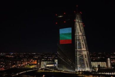 La Bulgaria adotta l’euro, Bce illuminata con la bandiera bulgara