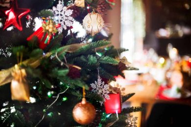 Natale 2025, tra viaggi e visite ai parenti c’è il rischio di furti in casa: i dati