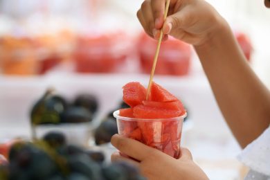 Vacanza da incubo per una famiglia, papà 37enne muore soffocato da un pezzo d’anguria: la tragedia