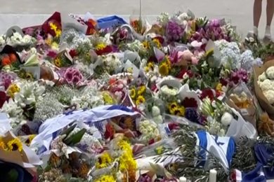 La festa di Hanukkah finita in tragedia, le reazioni all’attentato di Sydney e l’ombra dell’antisemitismo – VIDEO
