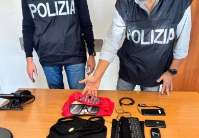Microcamera e auricolari nascosti per passare l’esame di guida: denunciato a Catania