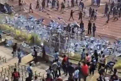 VIDEO – Messi a Calcutta, ma i tifosi non lo vedono: scatta il caos allo stadio in India