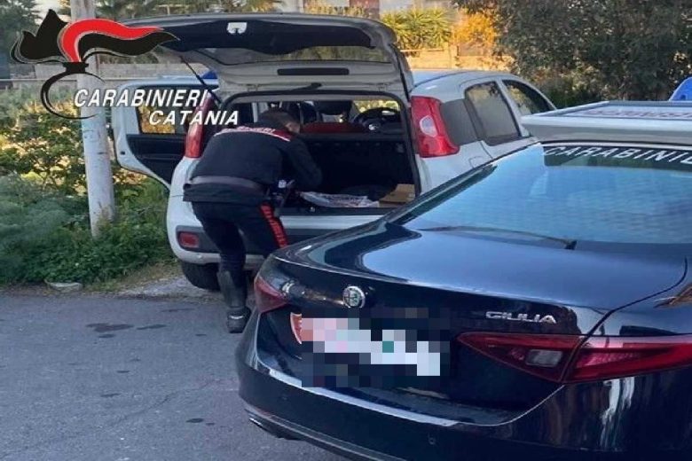 Sorpreso in auto con la droga in tasca, arrestato nel Catanese