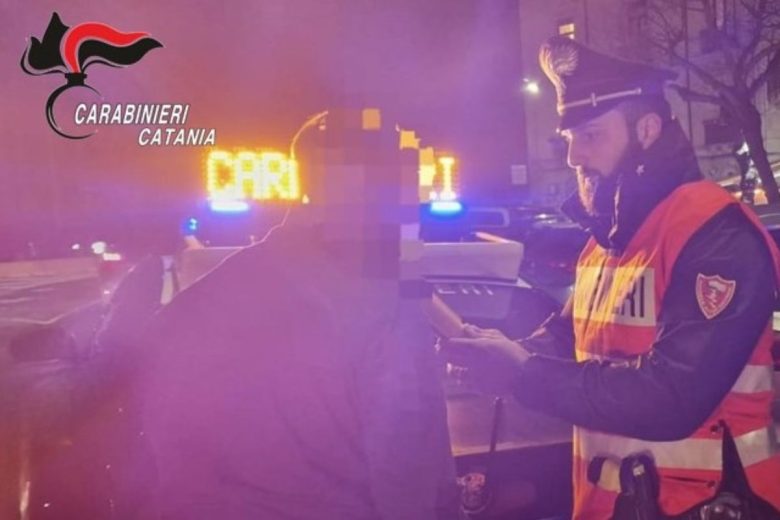 Follia a Catania, 39enne ubriaco e in contromano inseguito tra le vie del centro: denunciato