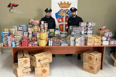 Botti senza licenza in negozio, padre e figlio denunciati a Biancavilla. Sequestrati 122 chili di giochi illegali