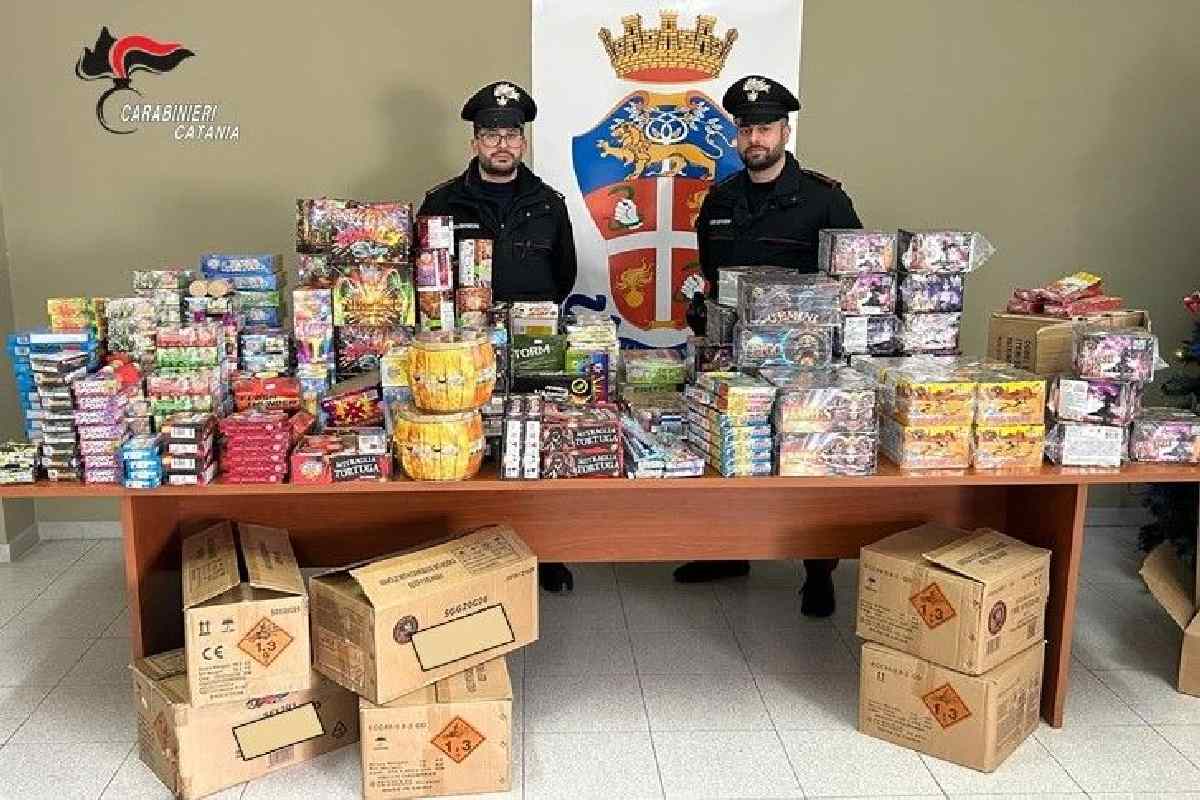 Botti senza licenza in negozio, padre e figlio denunciati a Biancavilla. Sequestrati 122 chili di giochi illegali
