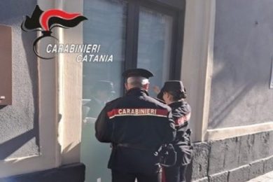 Catania, sorpreso a consegnare droga davanti b&b: denunciato un 54enne