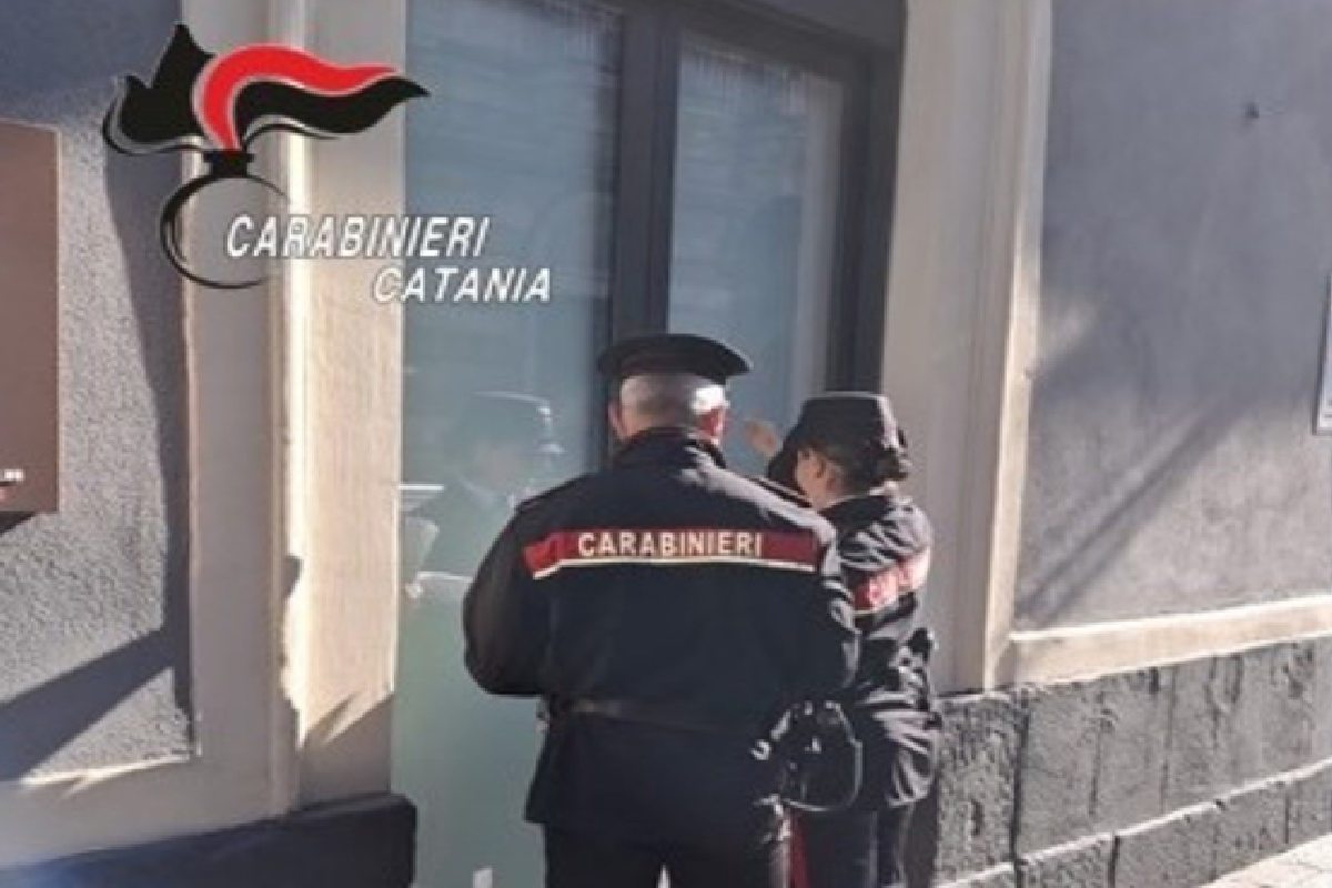 Catania, sorpreso a consegnare droga davanti b&b: denunciato un 54enne Catania, sorpreso a consegnare droga davanti b&b: denunciato un 54enne
