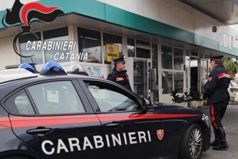 “Alleggeriscono” i distributori nel Catanese, beccati dai carabinieri: fermati in due