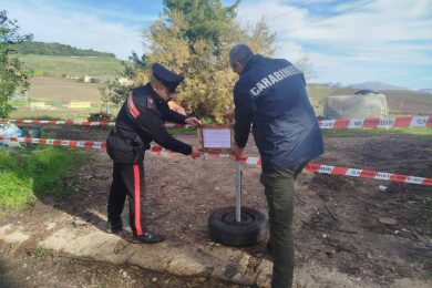 Blitz dei Carabinieri nel Palermitano: batterie, fusti tossici e monopattini rubati in una discarica abusiva