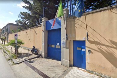 Aggressione nel carcere di Barcellona, detenuto dà una testata a una agente