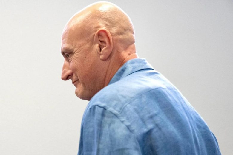 A Chico Forti il permesso per lavorare: può insegnare windsurf ai disabili e inglese agli anziani