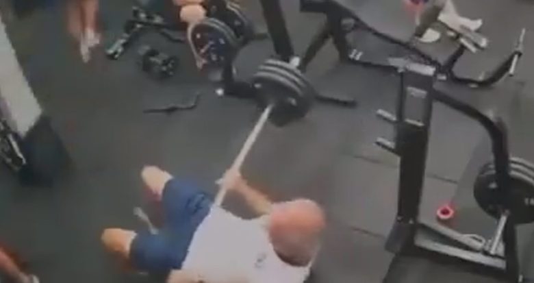 VIDEO | Tragedia in Brasile: culturista muore colpito al petto dal bilanciere