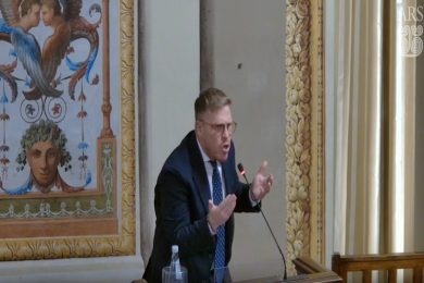 “Siete delinquenti politici”: l’affondo di La Vardera in una Sala d’Ercole semivuota per discutere della finanziaria