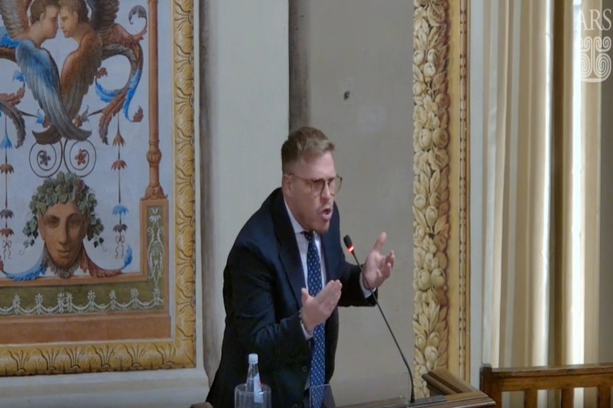 “Siete delinquenti politici”: l’affondo di La Vardera in una Sala d’Ercole semivuota per discutere della finanziaria “Siete delinquenti politici”: l’affondo di La Vardera in una Sala d’Ercole semivuota per discutere della finanziaria