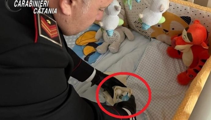 Acireale, nascondeva la droga nella culla della figlia: arrestato due volte in 5 giorni