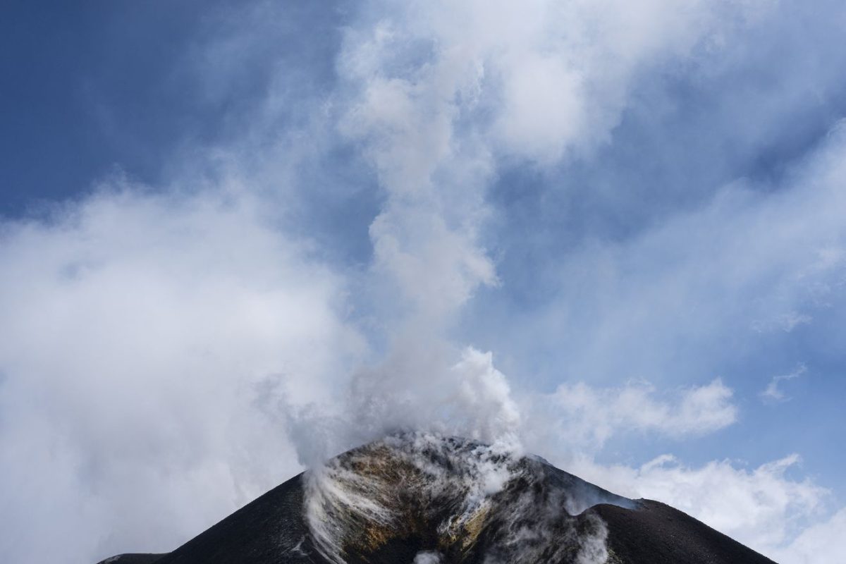 Massimo Siragusa racconta l’Etna. Cavallotto Edizioni rilancia il libro fotografico di pregio