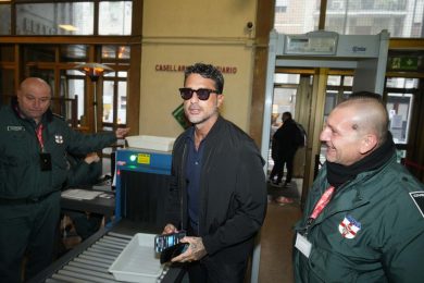 Fabrizio Corona indagato per revenge porn dopo la denuncia di Signorini: “Il potere non ci ferma”