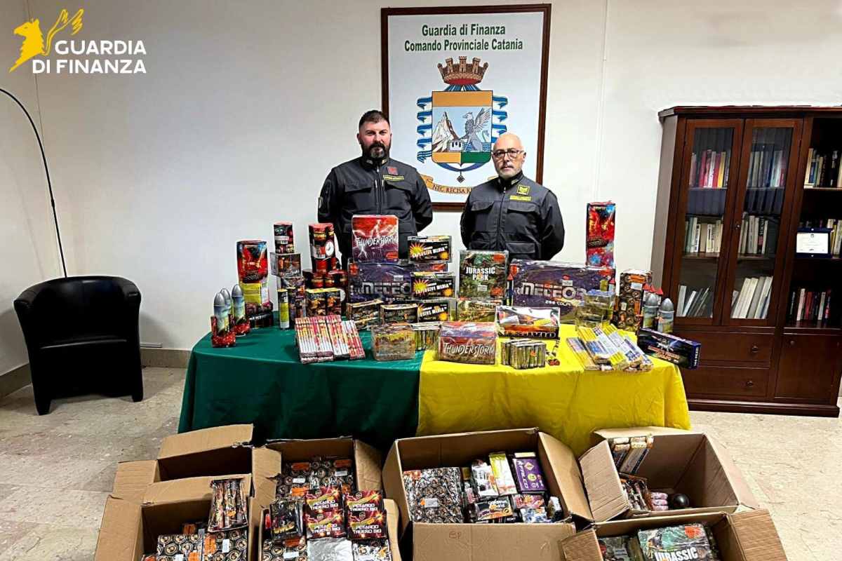 VIDEO | Catania, sequestrati 200 kg di fuochi d’artificio illegali in due negozi della provincia