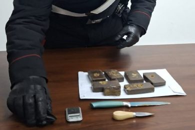 In casa con oltre 600 grammi di hashish, arrestato 19enne e denunciata la madre nel Siracusano