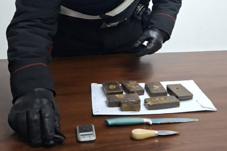 In casa con oltre 600 grammi di hashish, arrestato 19enne e denunciata la madre nel Siracusano