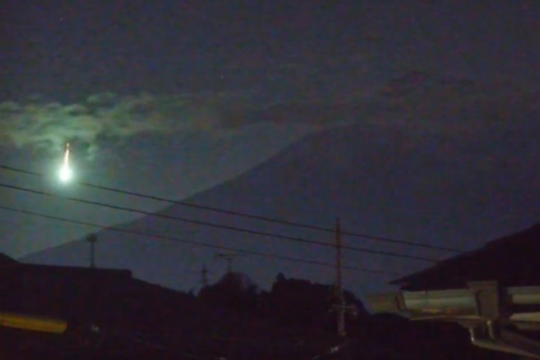 VIDEO  – Una misteriosa “cometa” illumina il Monte Fuji: il caso virale in Giappone