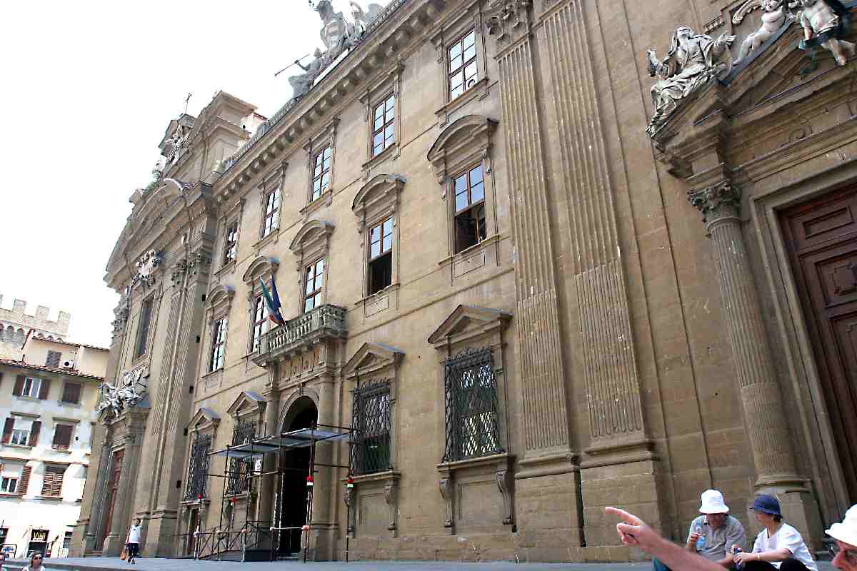 Morto nel baule e in stato di mummificazione, i familiari indagati per occultamento di cadavere Morto nel baule e in stato di mummificazione, i familiari indagati per occultamento di cadavere