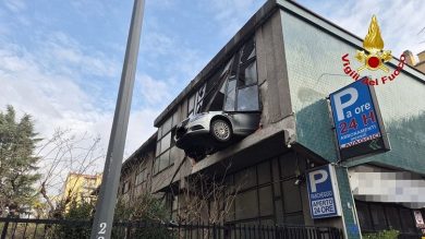 Incredibile manovra di un 84enne: resta sospeso in auto a 8 metri d’altezza