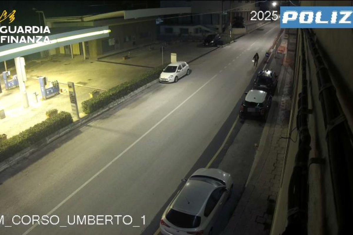 Incendia l’auto della Finanza, poi scappa: fermato il sospettato