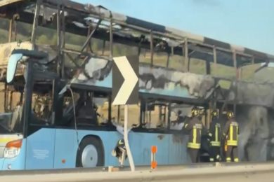 Paura sulla A29, autobus di linea avvolto improvvisamente dalle fiamme