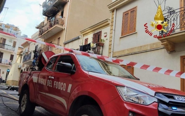 Fuoco in un’abitazione a Santa Flavia: salvate 4 persone ed un cane