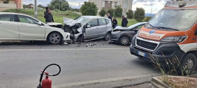 Grave incidente a Carlentini, scontro tra tre auto: ci sono feriti