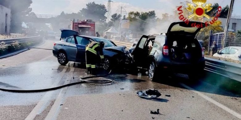 Incidente sulla Palermo-Sciacca: auto in fiamme dopo un frontale, quattro feriti