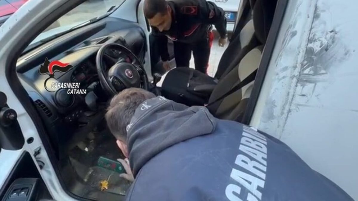 Aggredisce e rapina pasticcere a Santa Venerina: arrestato 36enne