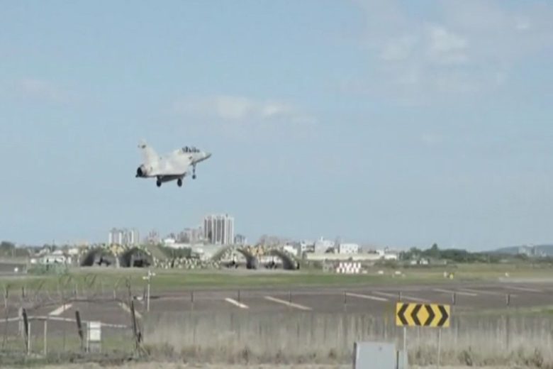 Razzi e aerei militari in azione, è tensione tra Cina e Taiwan: cosa succede – VIDEO