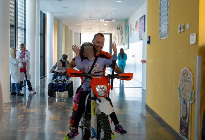 Mototerapia, la missione della Motorlife per regalare un sorriso ai bambini con disabilità – VIDEO