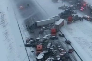 VIDEO | Paura in strada, maxi tamponamento a catena: 45 veicoli coinvolti