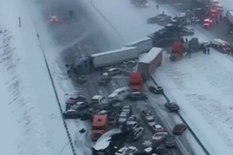 VIDEO | Paura in strada, maxi tamponamento a catena: 45 veicoli coinvolti